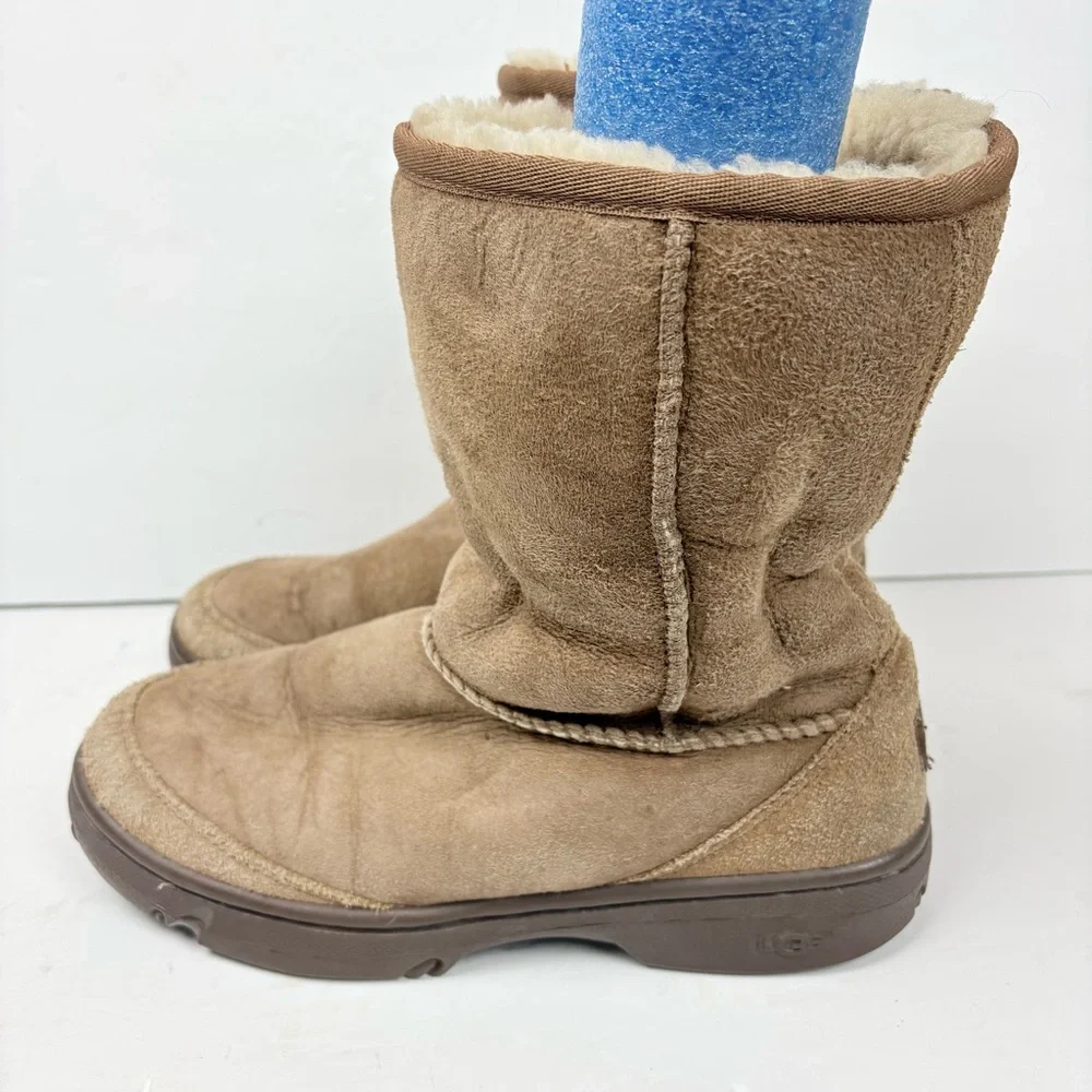 Ugg Tan Brown Short Sheepskin Winter Snow Boots Rubber Bottom Women’s size 8